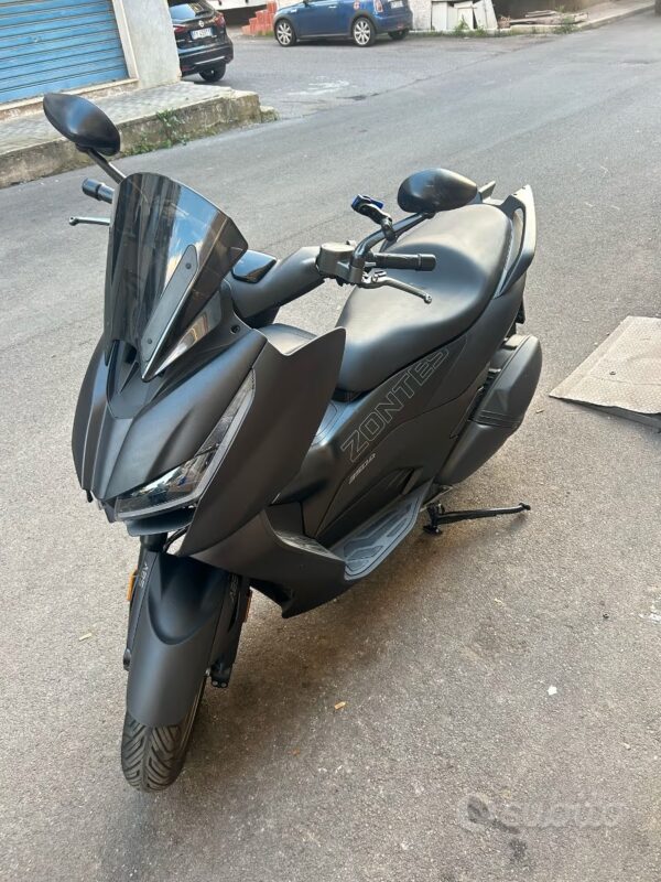 Scooter usato Zontes 350 D 2023 visto dall'alto di profilo
